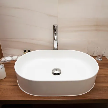 London Boutique & Restaurant 3*