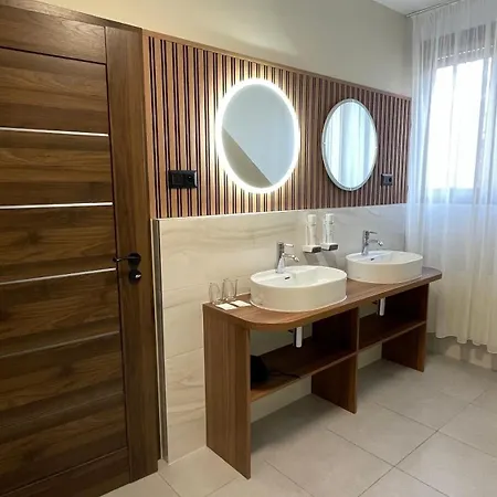 London Boutique & Restaurant 3* Τρνάβα